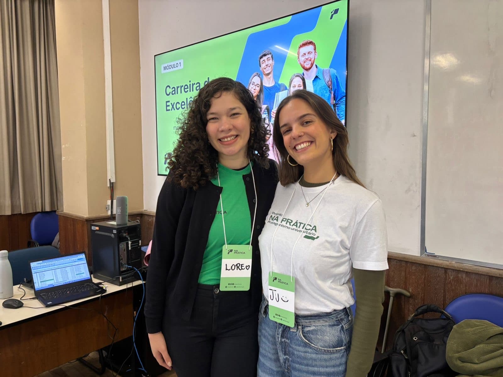 Duas jovens, a primeira de verde e a segunda de branco, posam para a foto